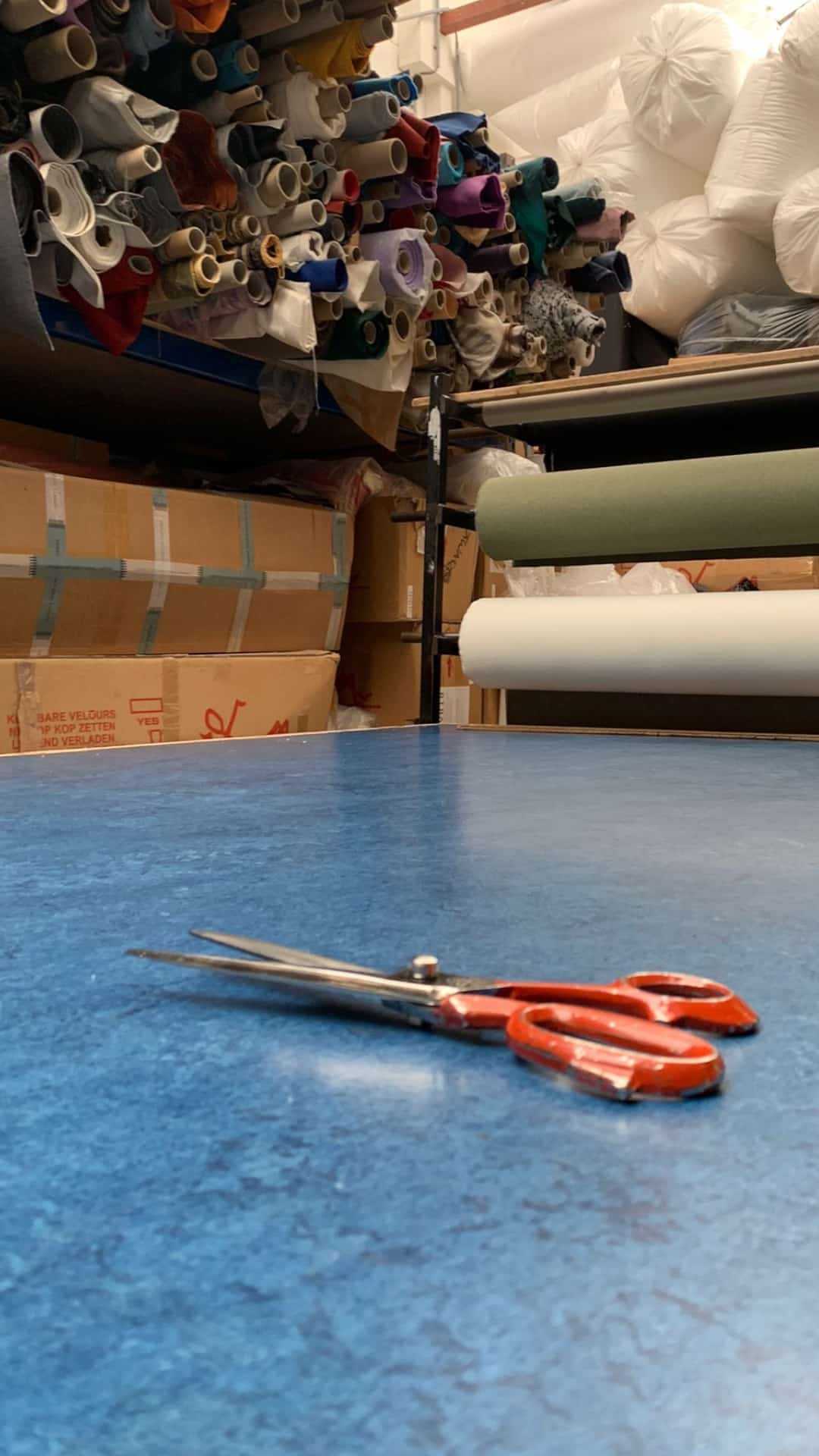 Pure ambacht bij Kussenwereld in de productie